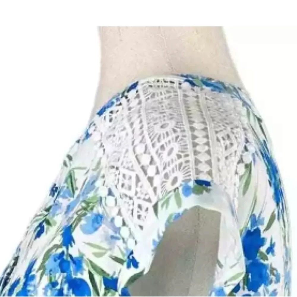 NWOT Fortune & Ivy, Stitch Fix Blue‎ & White Floral Crochet Short Sleeve Top